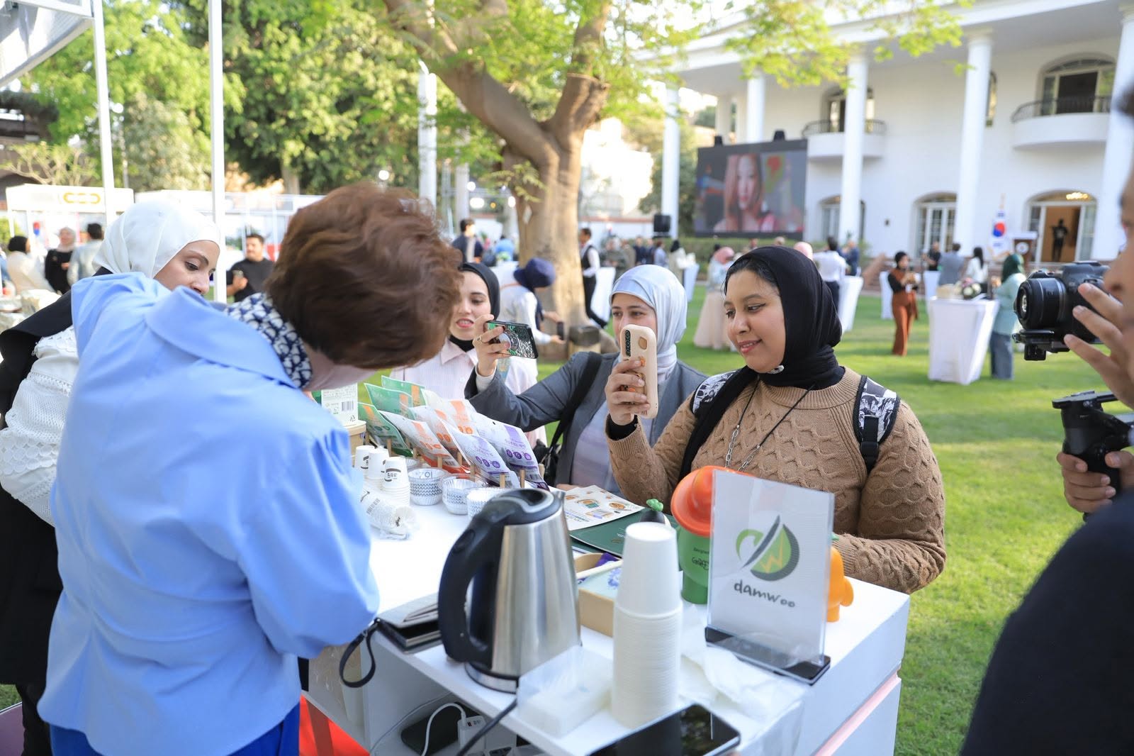 Am 6. Mai probieren die Teilnehmer bei einer Werbeveranstaltung f&uuml;r K-Food in &Auml;gypten koreanische Gerichte ⓒ Koreanische Botschaft in &Auml;gypten