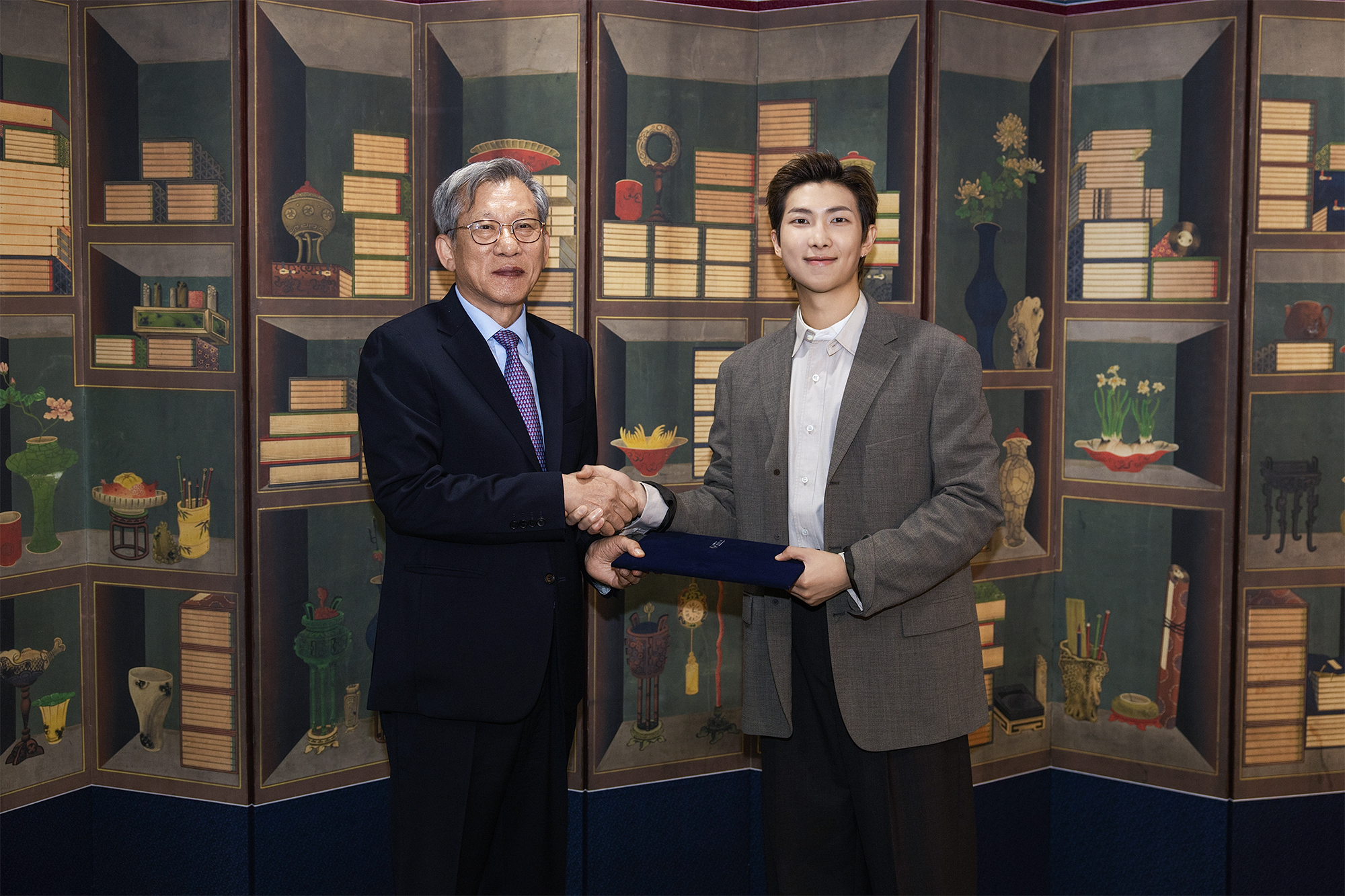 Am 19. Juni wurde RM, Mitglied der K-Pop-Boygruppe BTS, zum globalen Botschafter des Koreanischen Nationalmuseums ernannt 