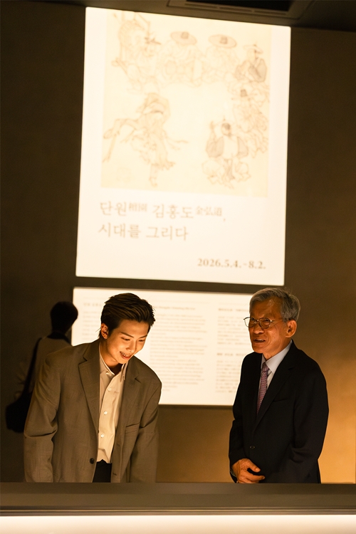 Am 19. Juni sehen RM, Mitglied der K-Pop-Boygruppe BTS (links), und YOU Hong June, Direktor des Koreanischen Nationalmuseums, im Koreanischen Nationalmuseum die Sonderausstellung &bdquo;Kim Hongdo: Painting His Era&rdquo; an