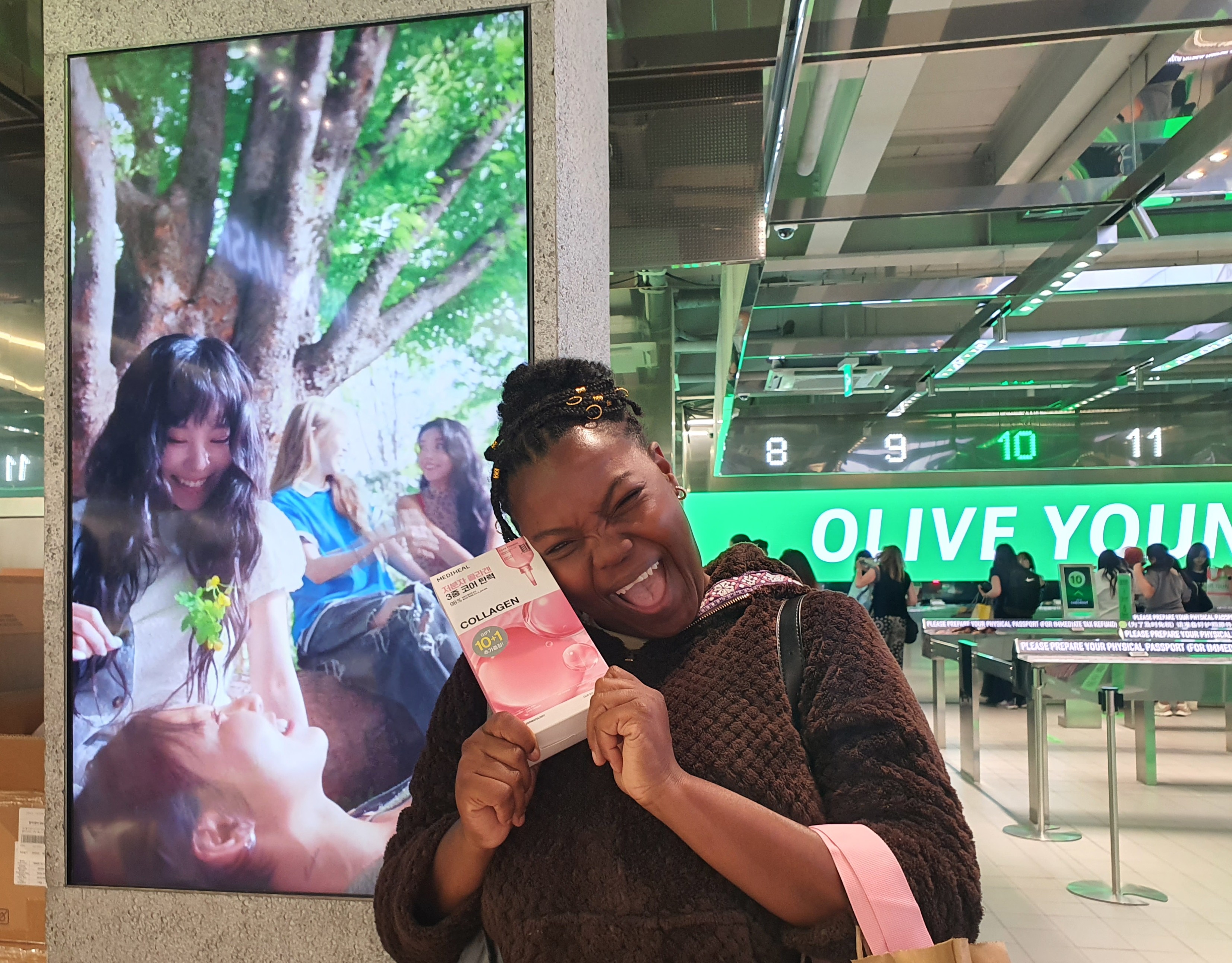 Am 24. Juni hält die aus Jamaika stammende Roxanne in einem Beautygeschäft in Myeong-dong ein koreanisches Kosmetikprodukt in der Hand und lächelt strahlend ⓒ Uyen Nguyen/korea.net