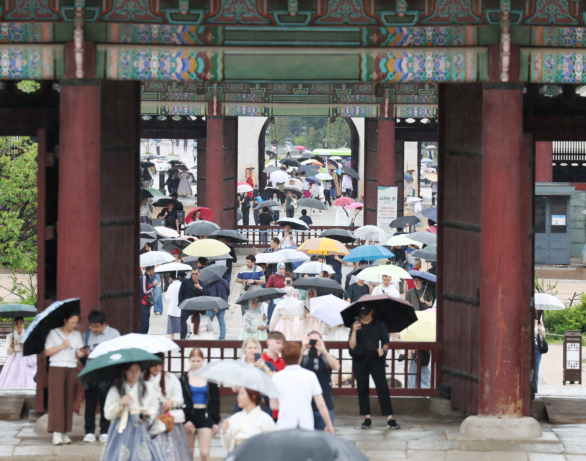  Foto: Ausl&auml;nder im Gyeongbokgung-Palast ⓒ Korea.net DB
