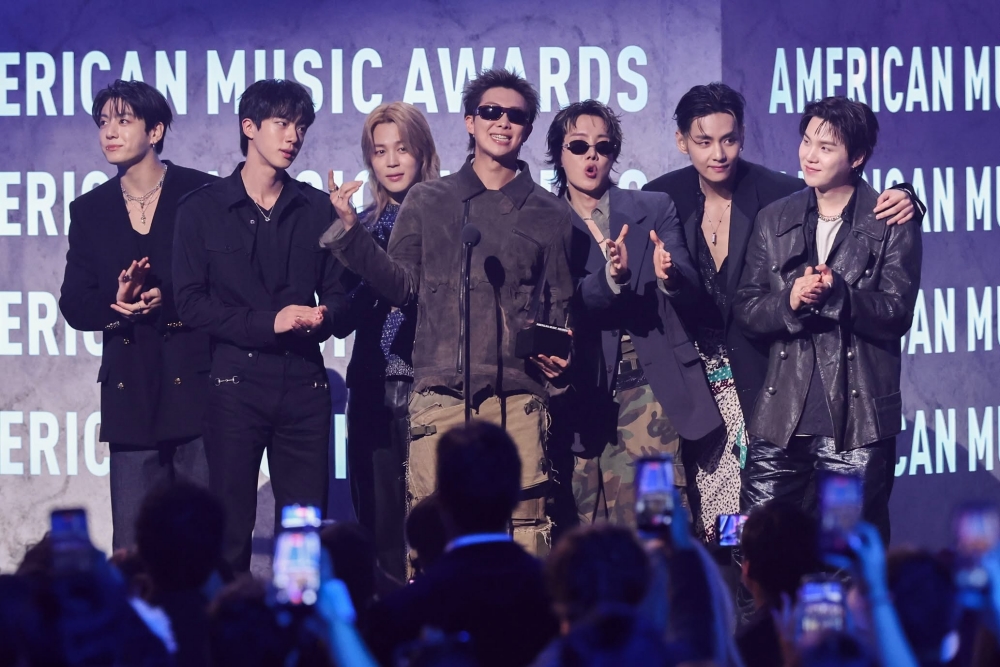 Am 25. Mai gewinnt die K-Pop-Boygruppe BTS bei den American Music Awards (AMA) in der MGM Grand Garden Arena in Las Vegas den Hauptpreis „Artist of the Year“ ⓒ Offizielle Facebook-Seite der American Music Awards