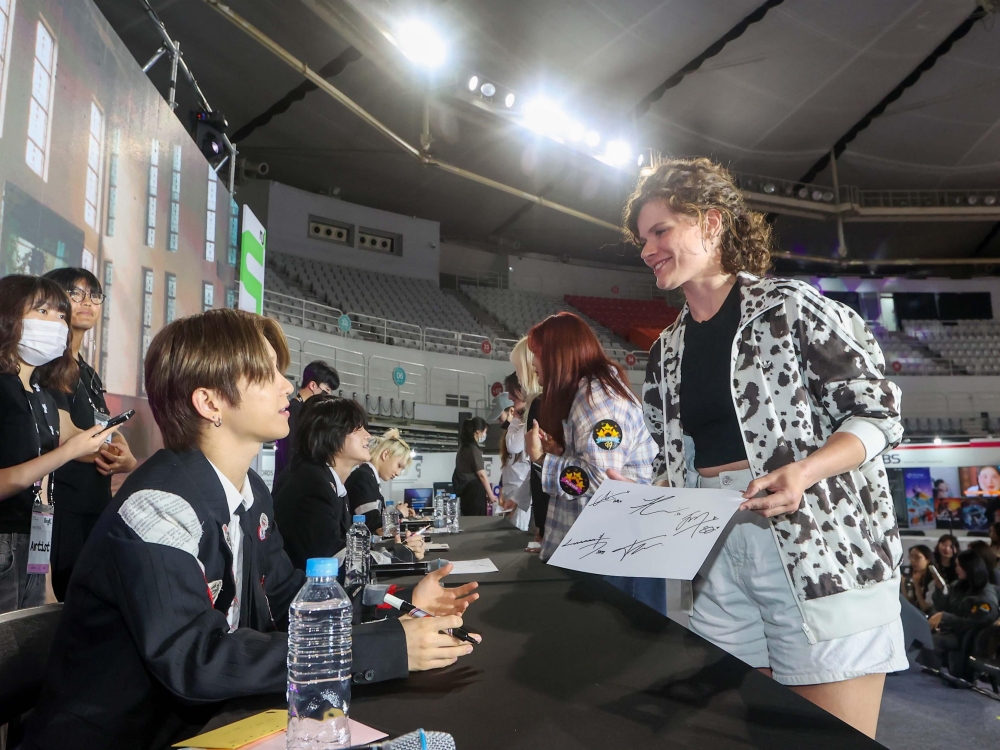 Am 19. Juni gibt ein Mitglied der K-Pop-Boygruppe TNX seinen Fans Autogramme beim MyK Festa, das im Handballstadion im Olympiapark in Songpa-gu, Seoul stattfand ⓒ Ministerium für Kultur, Sport und Tourismus