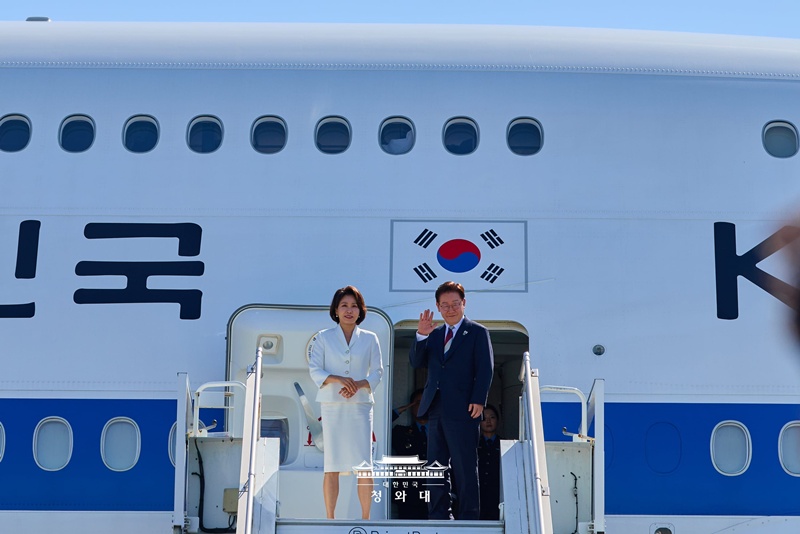 Am 17. Juni nehmen Präsident Lee Jae Myung und seine Ehefrau Kim Hea Kyung nach Abschluss des G7-Gipfels am internationalen Flughafen Genf vor dem Abflug Abschied ⓒ Cheong Wa Dae