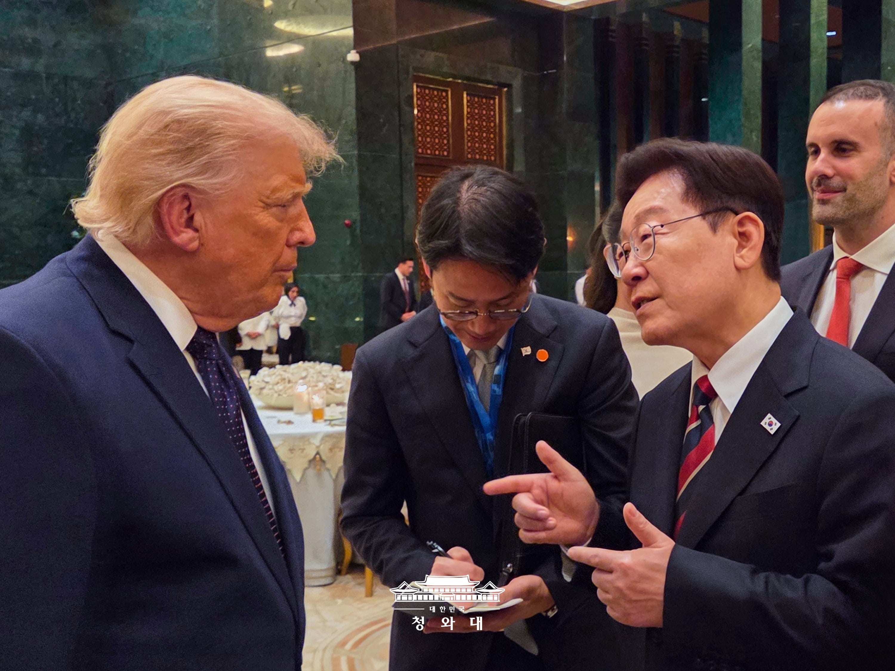 Am 7. Juli führen Präsident Lee Jae Myung und der US-amerikanische Präsident Donald Trump ihre Gespräche beim offiziellen Bankett, das der türkische Präsident Recep Tayyip Erdoğan und seine Ehefrau im Präsidentenpalast in Ankara, Türkei, ausrichten 
