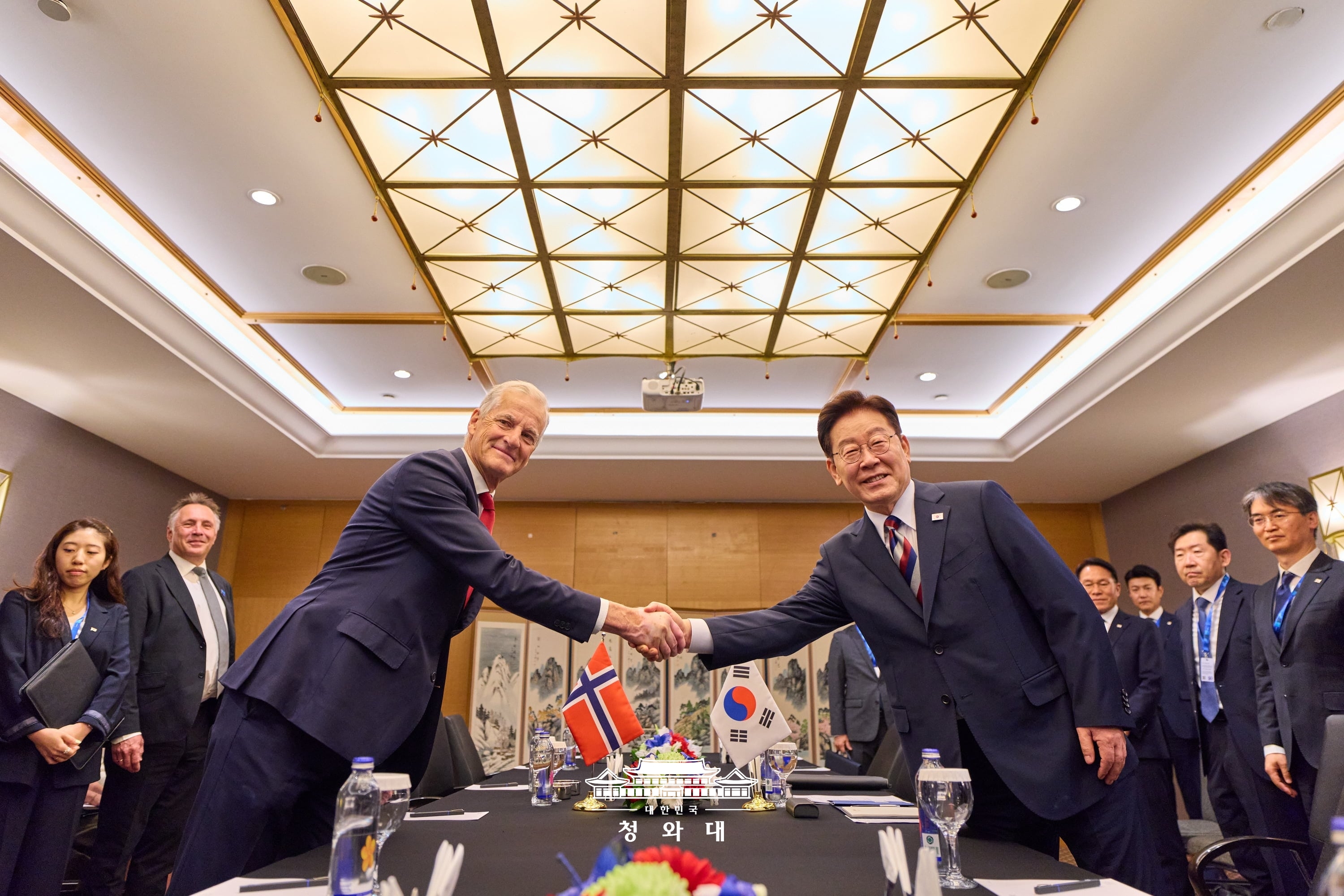 Am 8. Juli trifft Präsident Lee Jae Myung den norwegischen Ministerpräsidenten Jonas Gahr Støre in einem Hotel in Ankara in der Türkei 