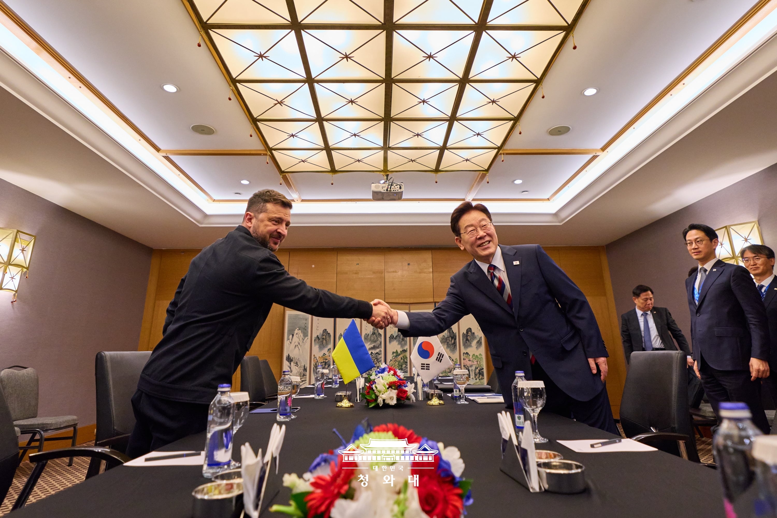 Am 8. Juli trifft Präsident Lee Jae Myung den ukrainischen Präsidenten Wolodymyr Selenskyj in einem Hotel in Ankara in der Türkei 