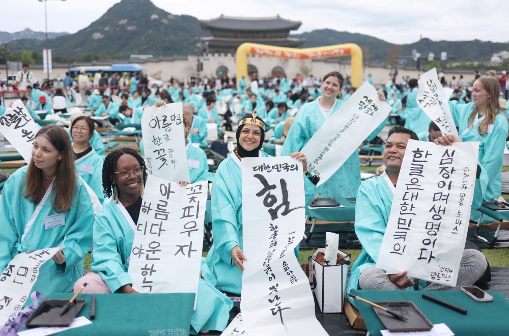 Das Nationale Wissenschaftsmuseum der Republik Korea veranstaltet am 18. und 19. Juli das Mitmachprogramm „Das Geheimnis des K-Pop-Booms – Hangeul als Sprache des Rhythmus“. Ausländische Teilnehmer präsentieren ihre selbst geschriebenen Hangul-Schriftzeichen beim Kalligrafiewettbewerb zum 579. Jahrestag der Erfindung von Hangeul am 9. Oktober vergangenen Jahres auf dem Gwanghwamun-Platz in Seoul. ⓒ Yonhap News