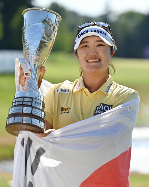 ▲Ryu Haeran jubelt nach ihrem Sieg bei der Amundi Evian Championship im Evian Resort Golf Club mit der Troph&auml;e in der Hand. 