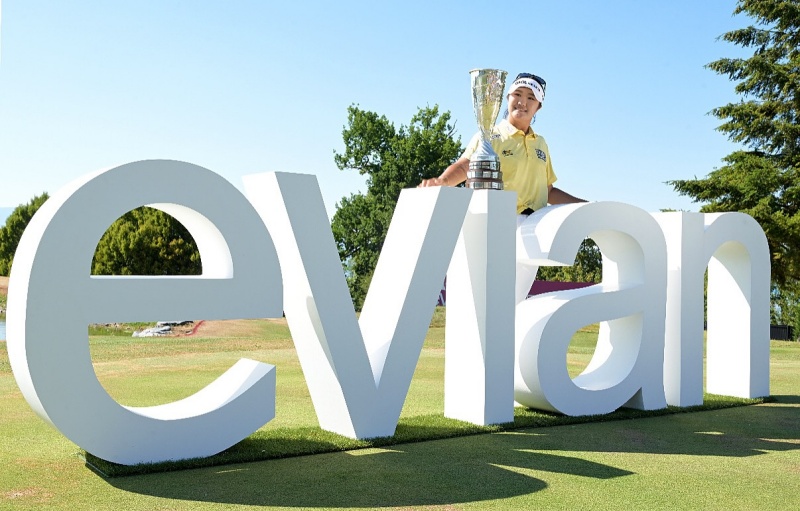 Ryu Haeran posiert am 12. Juli (Ortszeit) im Evian Resort Golf Club nach ihrem Sieg bei der Amundi Evian Championship f&uuml;r ein Erinnerungsfoto. 