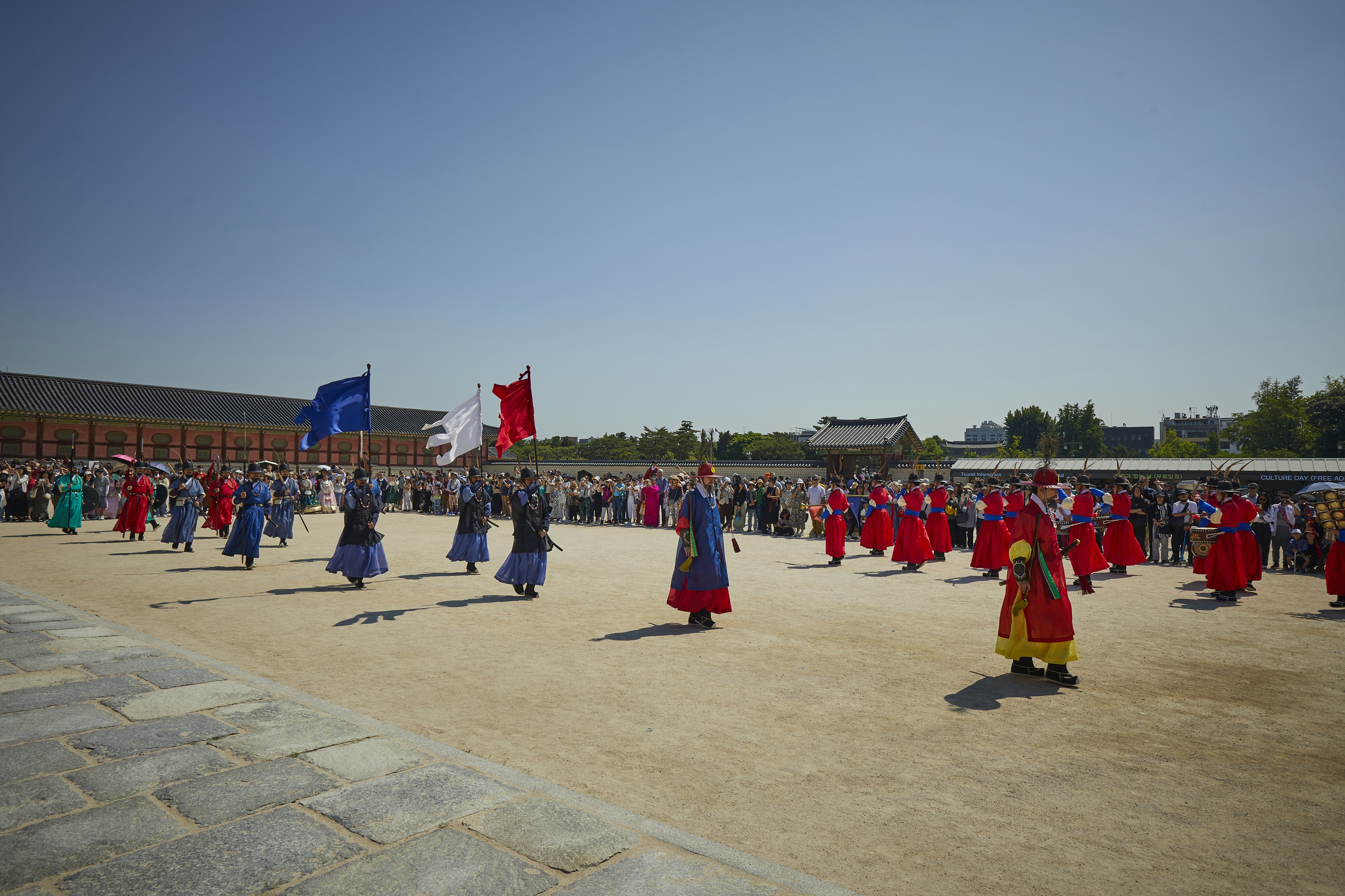 Vom 20. Juli an werden im „Korea-Pavillon“ der 48. UNESCO-Welterbekomiteesitzung die „Wachablösung der königlichen Palastgarde“ sowie die Inszenierung „Königlicher Spaziergang“ präsentiert. Die Wachablösung am Gyeongbokgung-Palast in Seoul ⓒ Korea Heritage Service 