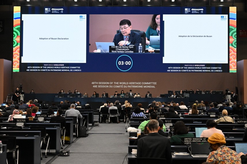 Lee Byong Hyun, Vorsitzender der 48. Sitzung des UNESCO-Welterbekomitees nimmt am 20. Juli im BEXCO in Haeundae-gu, Busan, die &bdquo;Erkl&auml;rung von Busan&rdquo; an ⓒ Korea Heritage Service 