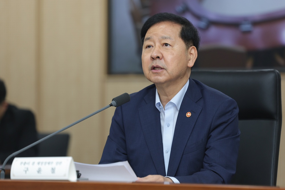 Am 20. Juli &auml;u&szlig;ert sich Koo Yun Cheol, stellvertretender Ministerpr&auml;sident und Minister f&uuml;r Wirtschaft und Finanzen, bei der Sitzung des Ministerrats f&uuml;r Au&szlig;enwirtschaft ⓒ Yonhap News 