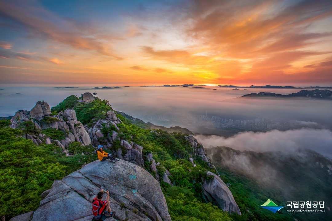 Die Landschaft aus dem Gipfel des Bukhansan-Bergs ⓒ Korea National Park Service