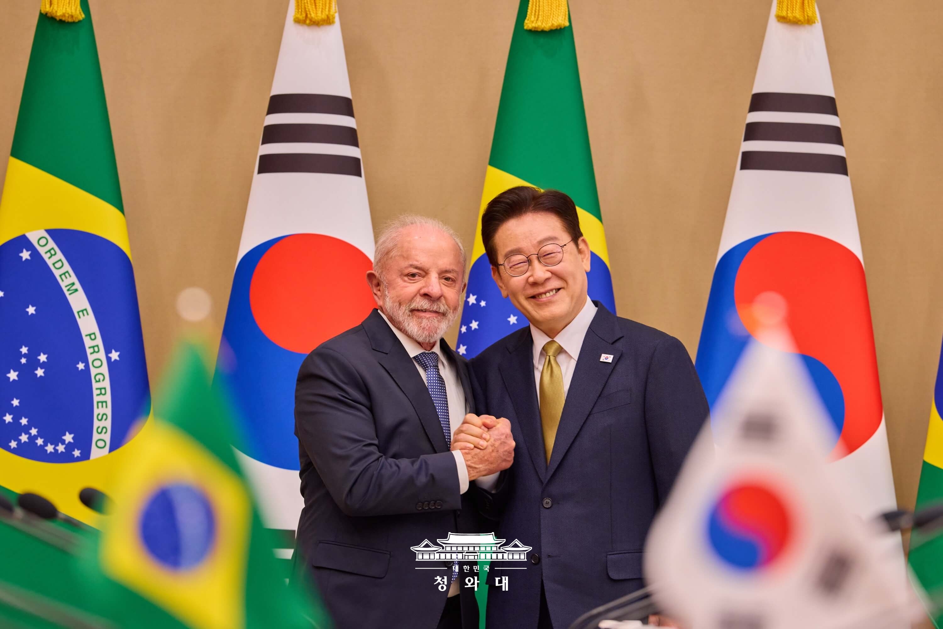 Am 23. Februar sch&uuml;ttelt Pr&auml;sident Lee Jae Myung (rechts) beim Gipfeltreffen zwischen Korea und Brasilien im Cheong Wa Dae dem brasilianischen Pr&auml;sidenten Luiz In&aacute;cio Lula da Silva die Hand