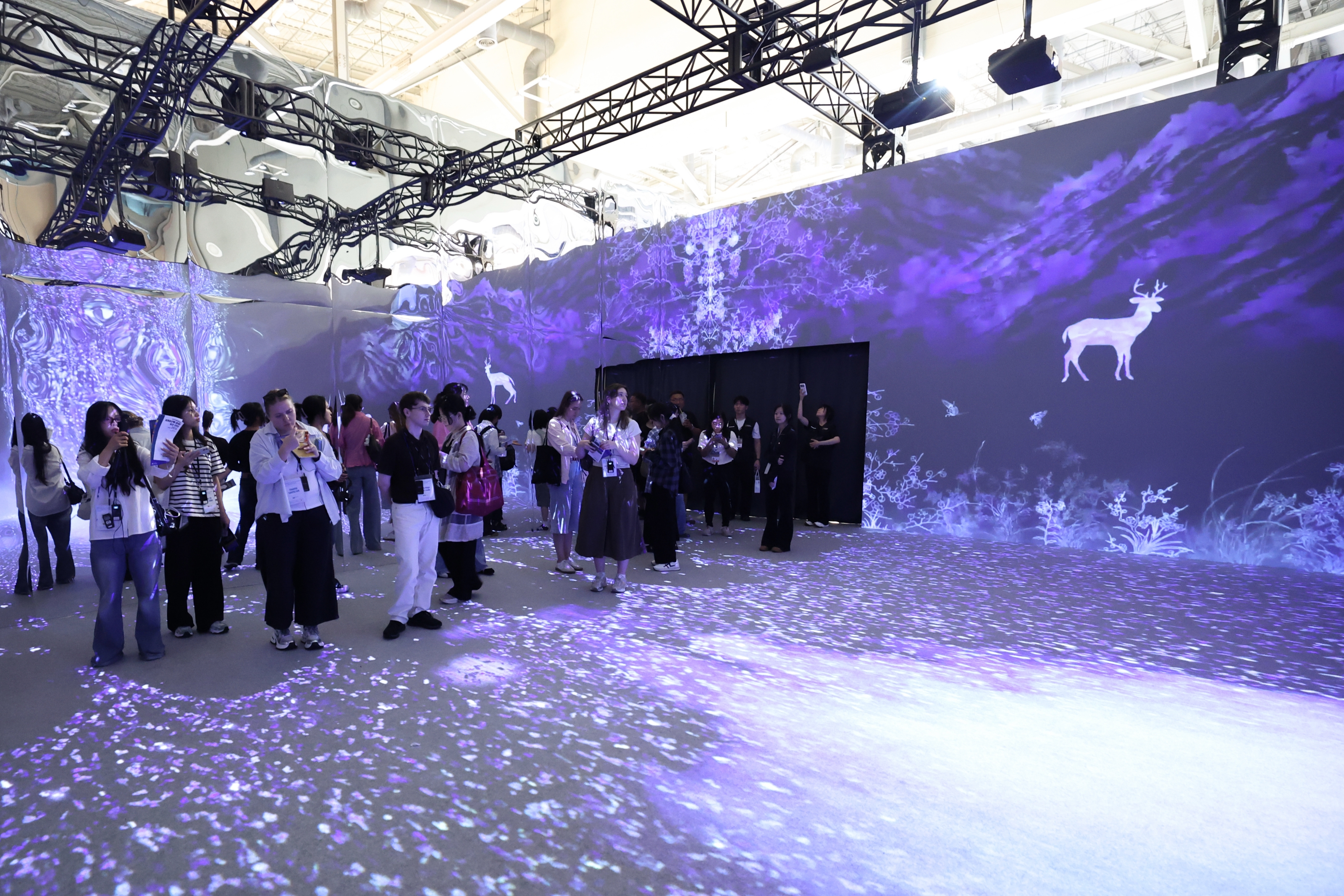 Am 23. Juli sehen sich Besucher im &bdquo;K-Heritage Pavillon&ldquo; im BESCO in Haeundae-gu, Busan, eine Ausstellung mit Medienkunst an
