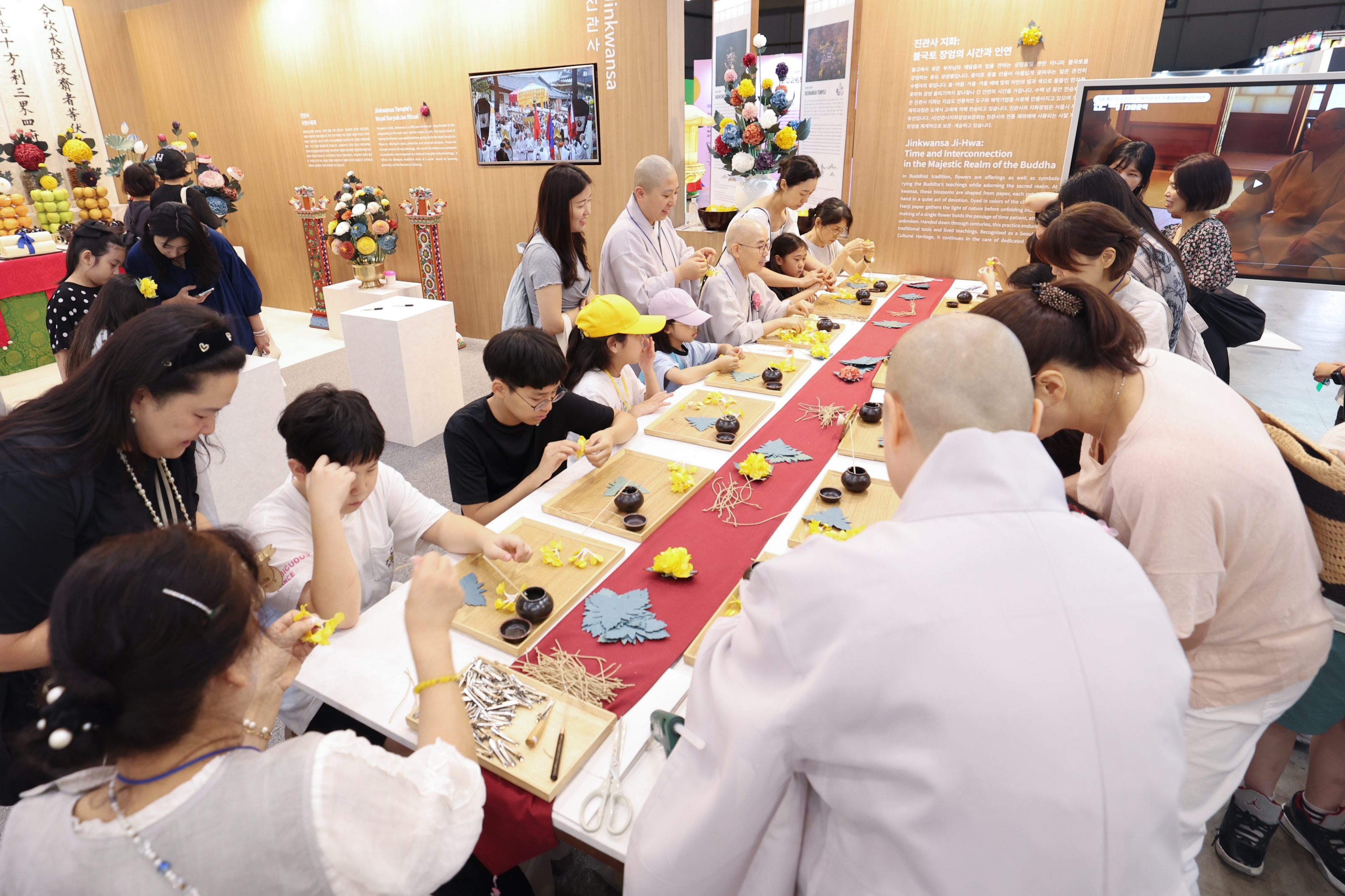 Am 23. Juli stellen Besucher im Korea-Pavillon der 48. Sitzung des UNESCO-Welterbekomitees im BEXCO in Busan traditionelle Papierblumen her