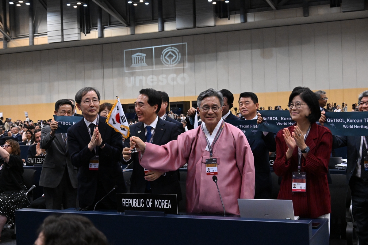 Am 25. Juli freuen sich die koreanische Regierungsdelegation, einschließlich Huh Min, des Leiters des Korea Heritage Service (Zweiter von rechts), und KIM Jihee, der koreanischen Botschafterin bei der UNESCO (rechts), im BEXCO in Haeundae-gu, Busan, über die Erweiterung des Welterbes „Getbol, Korean Tidal Flats“ in einer zweiten Phase ⓒ Korea Heritage Service 청