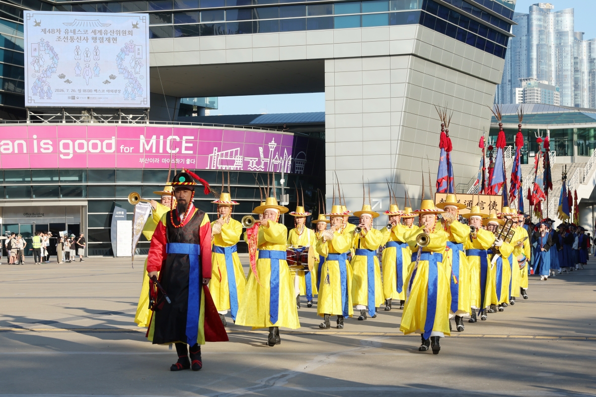 Am 26. Juli wird die „Nachstellung einer Prozession von Joseon Tongsinsa”, einer diplomatischen Delegation der Joseon-Zeit, auf dem BEXCO Outdoor Plaza in Haeundae-gu, Busan, präsentiert. Diese Veranstaltung soll den Wert des Weltdokumentenerbes der UNESCO „Aufzeichnungen der Joseon-Tongsinsa“ vermitteln sowie internationalen Besuchern die historische und kulturelle Identität der Stadt Busan näherbringen. 
