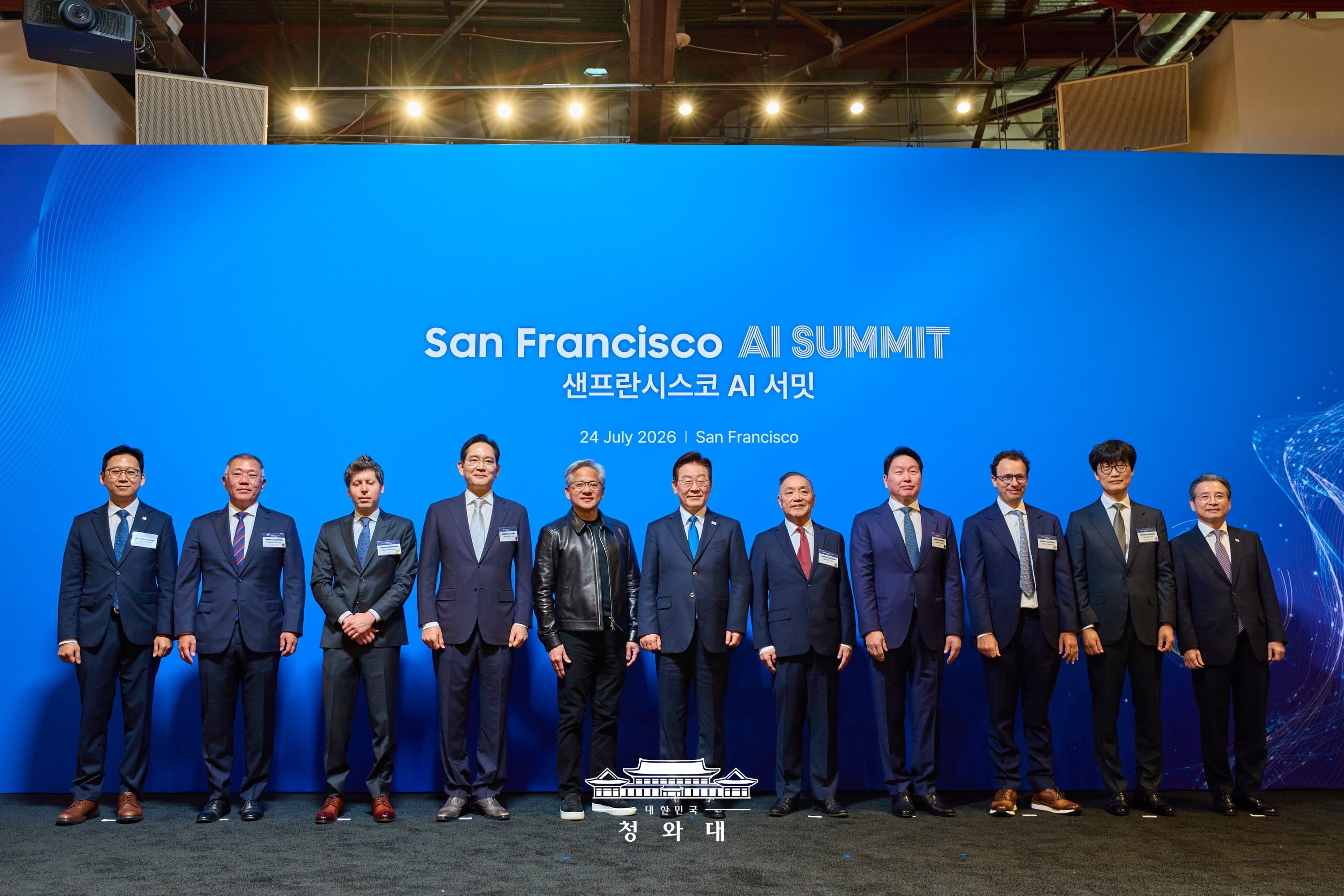 Am 24. Juli posiert Pr&auml;sident Lee Jae Myung beim &bdquo;San Francisco AI Summit&rdquo; in den USA mit globalen Big-Tech-Unternehmern f&uuml;r ein Erinnerungsfoto
