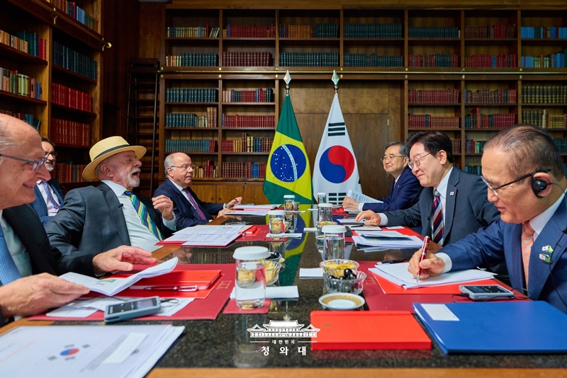 Pr&auml;sident Lee Jae Myung und der brasilianische Pr&auml;sident Luiz In&aacute;cio Lula da Silva halten am 27. Juli im Pr&auml;sidentenpalast in Bras&iacute;lia ein Gipfeltreffen ab