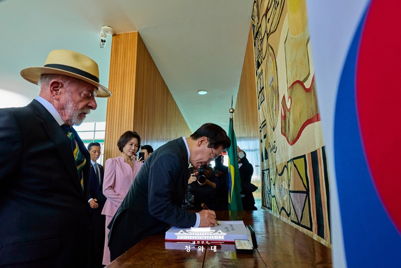 Am 27. Juli tr&auml;gt sich Pr&auml;sident Lee Jae im Pr&auml;sidentenpalast in Bras&iacute;lia in das G&auml;stebuch ein 