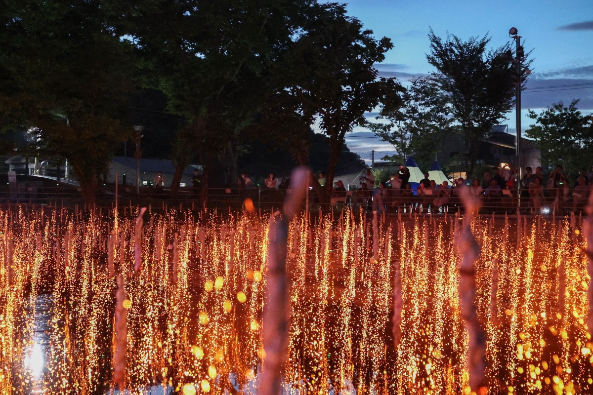 Am 27. Juli genießen Teilnehmerinnen und Teilnehmer der „Gaya-Tumuli-Tour” am Mujinjeong-Pavillon in Haman-gun in der Provinz Gyeongsangnam-do die Nakhwanori-Veranstaltung (Spiel der fallenden Blumen)