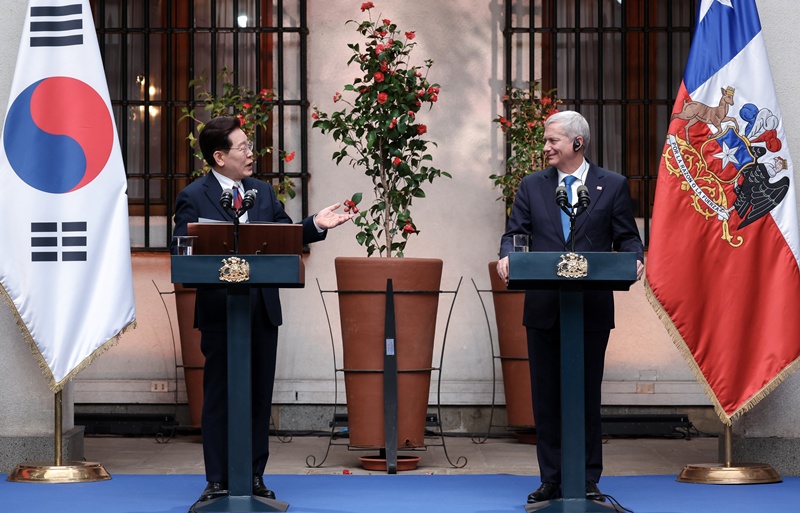 Am 30. Juli äußert sich Präsident Lee Jae Myung im chilenischen Präsidentenpalast bei der gemeinsamen Pressekonferenz mit dem chilenischen Präsidenten José Antonio Kast Rist ⓒ Yonhap News