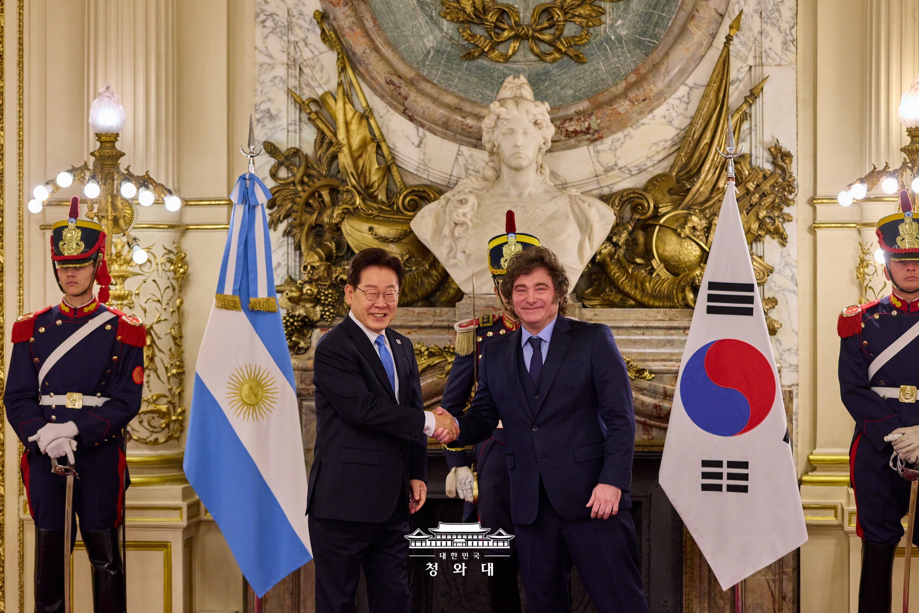 Am 31. Juli schütteln sich Präsident Lee Jae Myung (links) und der argentinische Präsident Javier Milei bei der Willkommenszeremonie im Präsidentenpalast in Buenos Aires die Hände ⓒ Cheong Wa Dae  