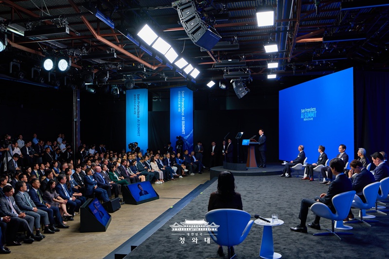 Am 24. Juli präsentierte Präsident Lee Jae Myung beim „San Francisco AI Summit” in den USA die „San-Francisco-KI-Erklärung”. Dabei sagte er, dass die koreanische Regierung Korea zu einem unverzichtbaren Schlüsselstaat in der globalen KI-Lieferkette machen wolle. Zudem erörtert Lee mit den globalen Big-Tech-Unternehmern Investitionen und Maßnahmen zur technologischen Zusammenarbeit mit Fokus auf drei große KI-Megaprojekte Koreas. Korea plant, einschließlich der Halbleiterkooperation im Wert von 950 Milliarden US-Dollar, Kooperationsprojekte im Bereich von KI-Rechenzentren und Physical AI voranzutreiben