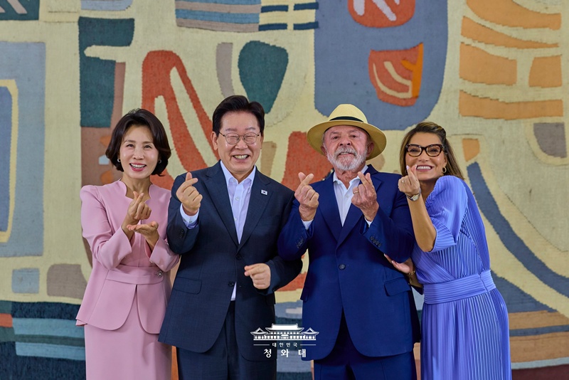 Am 27. Juli posieren Präsident Lee Jae Myung und seine Ehefrau Kim Hea Kyung sowie der brasilianische Präsident Luiz Inácio Lula da Silva und seine Ehefrau bei einem Empfang im Palácio Itamaraty in Brasília für Erinnerungsfotos. Beim Gipfel zwischen Korea und Brasilien vereinbarten beide Länder die Stärkung ihrer Zusammenarbeit in den Bereichen für Lieferkette sowie Verteidigungs-, Raumfahrt- und Hochtechnologieindustrien. Darüber hinaus unterzeichneten sie sieben Absichtserklärungen (MOU) und nahmen eine gemeinsame Erklärung an