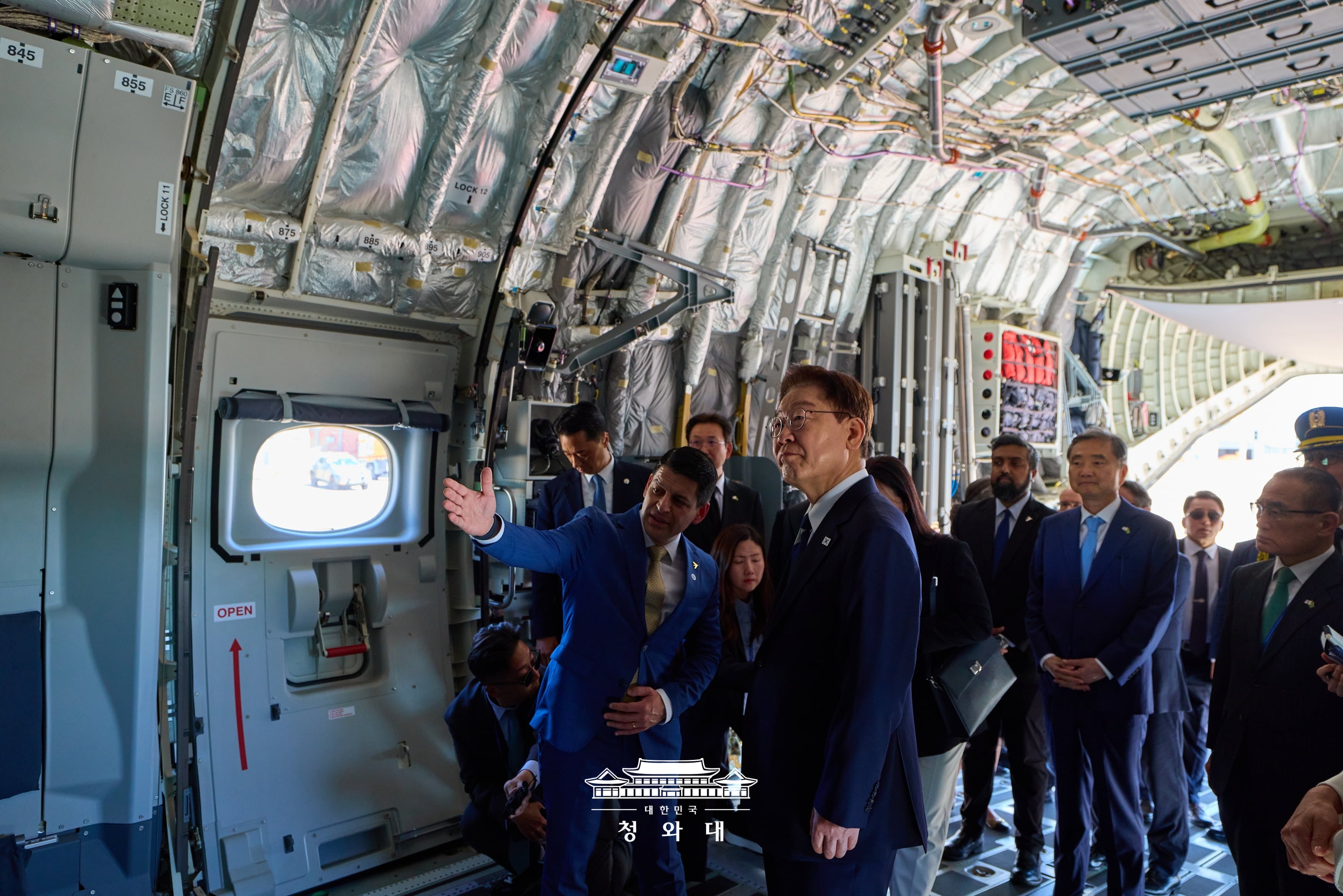 Am 26. Juli beobachtete Präsident Lee Jae Myung während seines Staatsbesuchs in Brasilien auf dem Luftwaffenstützpunkt Brasília das brasilianische Transportflugzeug C-390, das von der koreanischen Luftwaffe eingeführt wurde. Dabei betonte Lee die Kooperation zwischen Korea und Brasilien in den Bereichen Verteidigung und Raumfahrt