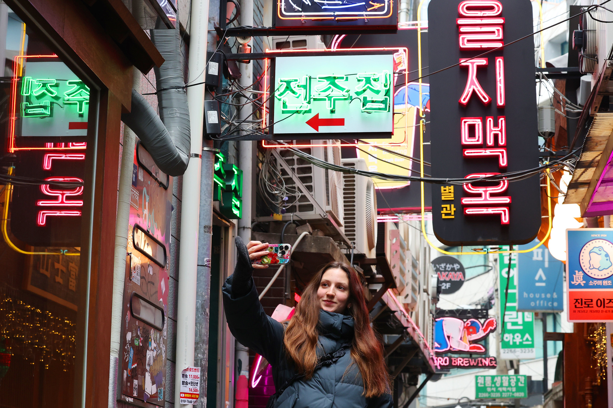 Foto: Eine internationale Touristin auf einer Euljiro-Stra&szlig;e in Jung-gu, Seoul ⓒ Korea.net DB