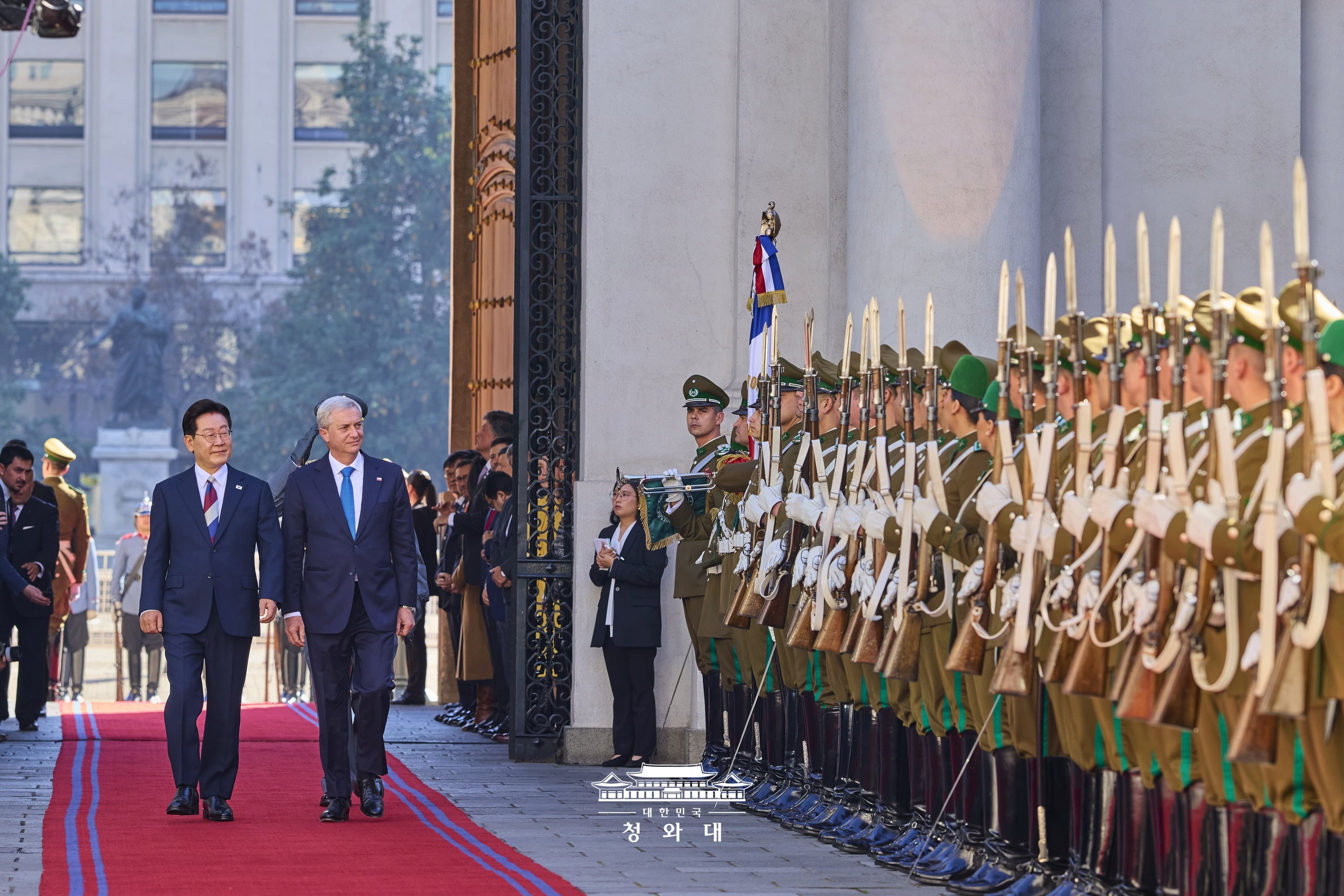 Präsident Lee Jae Myung führte am 30. Juli erstmals seit 11 Jahren als koreanischer Präsident das Gipfeltreffen mit Chile durch. Dabei waren sich beide Länder einig, seit zehn Jahren den FTA-Freihandelsausschuss wiederaufzunehmen und ihre strategische Partnerschaft zu stärken. Darüber hinaus wurden fünf Absichtserklärungen (MOU) zwischen den beiden Ländern unterzeichnet