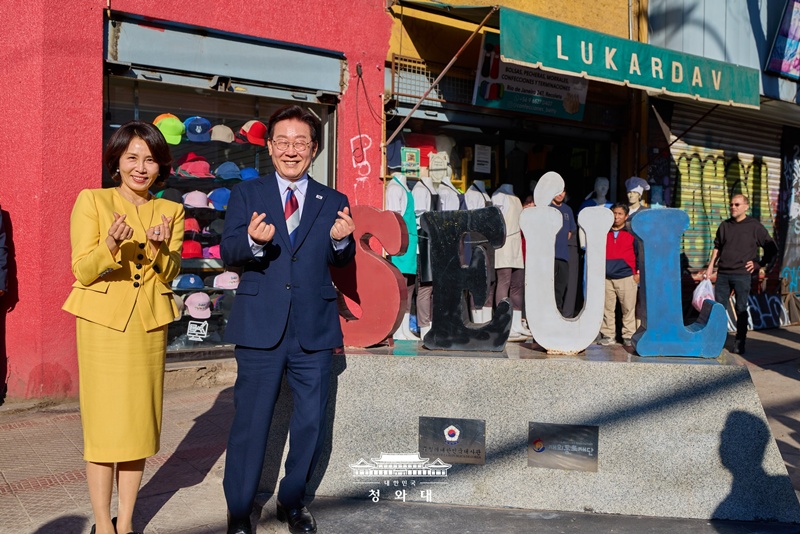 Am 30. Juli besuchten Präsident Lee Jae Myung und seine Ehefrau Kim Hea Kyung während des offiziellen Besuchs von Lee den Stadtteil Patronato in Santiago, wo sich zahlreiche koreanische Geschäfte befinden, und setzten ihren Austausch mit der koreanischen Gemeinschaft vor Ort fort