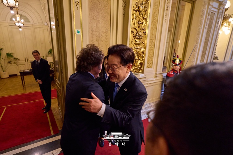 Am 31. Juli traf sich Präsident Lee Jae Myung während seines offiziellen Besuchs in Argentinien mit dem argentinischen Präsidenten Javier Milei. Korea und Argentinien vereinbarten, beginnend mit Rohölimporten, die Lieferkette der Energien auszubauen. Beide Länder schlossen das Doppelbesteuerungsabkommen ab, um die Belastung koreanischer Unternehmen in Argentinien durch Doppelbesteuerung zu verringern. Sie werden durch die Wiederaufnahme der Verhandlungen über ein Korea-Mercosur-Handelsabkommen (TA) den Zugang koreanischer Unternehmen zum südamerikanischen Markt erweitern