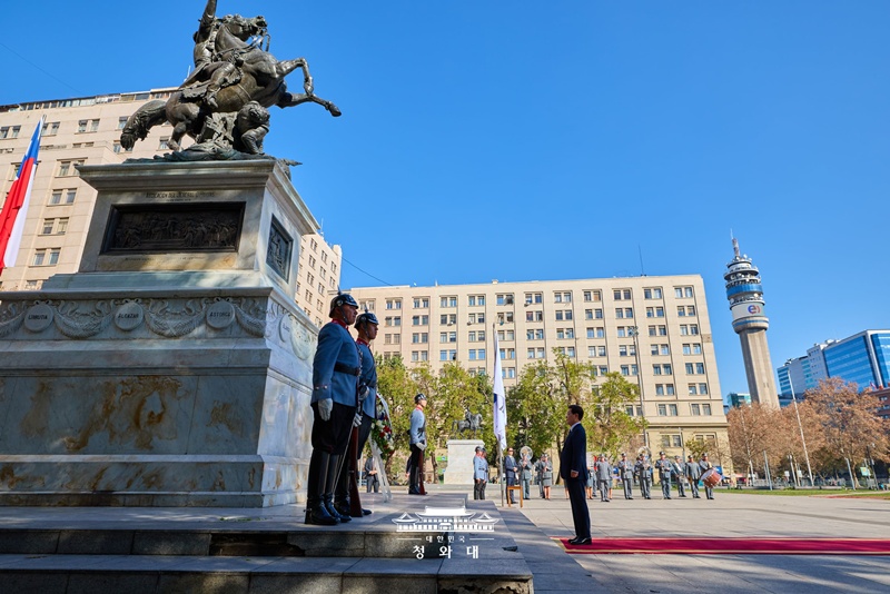 Am 30. Juli legte Präsident Lee Jae Myung während seines offiziellen Besuchs in Chile nach der Kranzniederlegung am Denkmal für Bernardo O’Higgins eine Schweigeminute ein