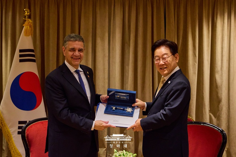 Am 1. August wurde Präsident Lee Jae Myung in Buenos Aires vom Bürgermeister von Buenos Aires Jorge Macri mit der Ehrenbürgerurkunde ausgezeichnet. Damit brachte der Bürgermeister seine großen Erwartungen an einen Ausbau des Austauschs und der Zusammenarbeit mit Korea zum Ausdruck 