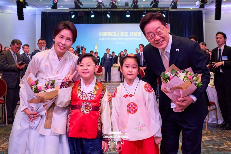 Am 1. August trafen Präsident Lee Jae Myung und seine Ehefrau Kim Hea Kyung während des offiziellen Besuchs von Lee in Argentinien Auslandskoreaner