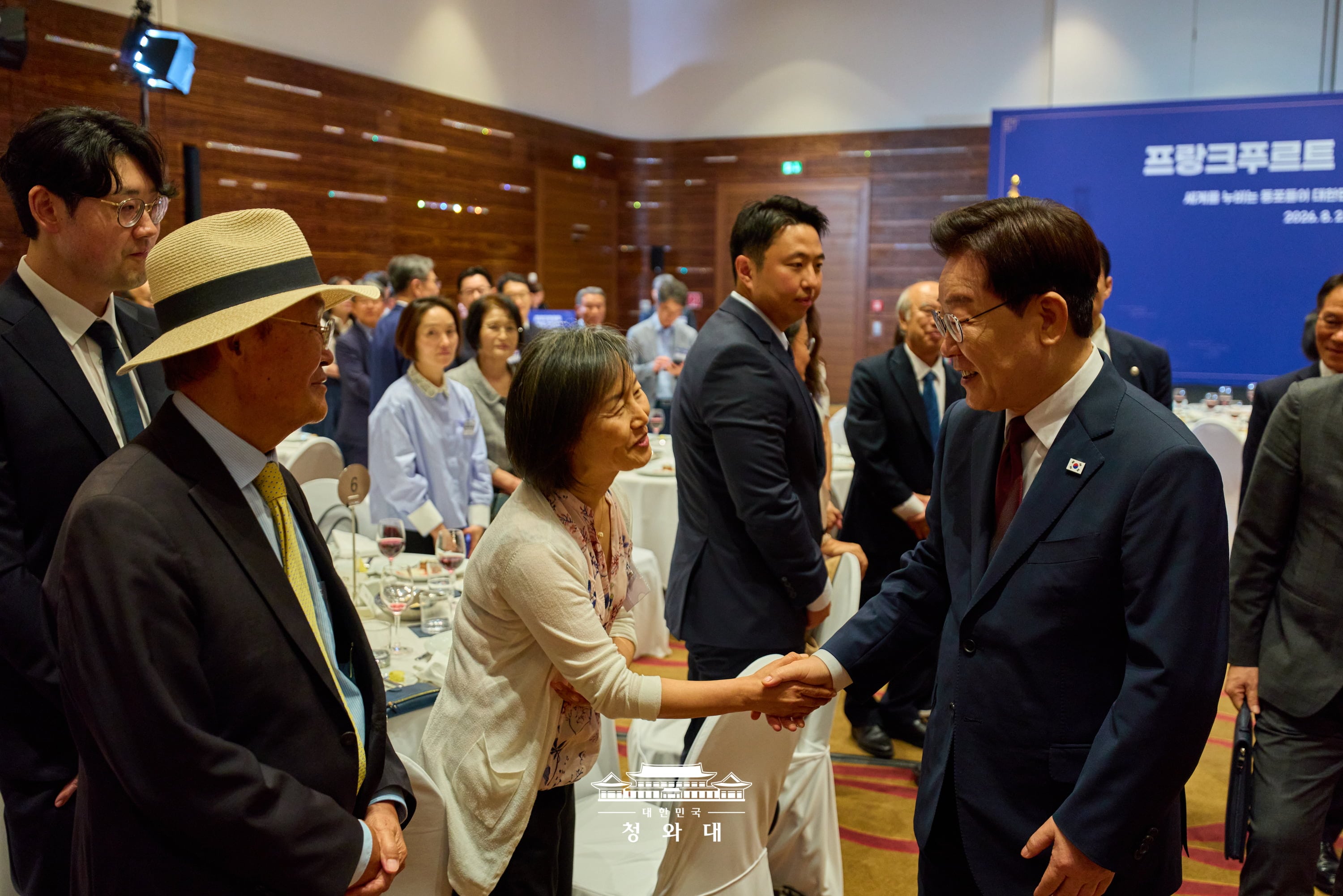 Am 2. August tauschte sich Präsident Lee Jae Myung in einem Hotel in Frankfurt am Main mit Auslandskoreanern aus