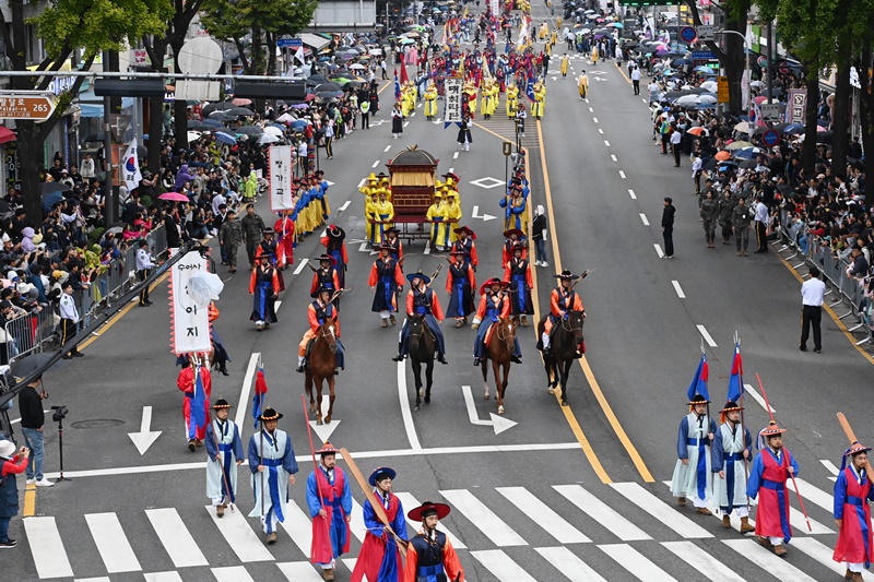 Die königliche Prozession von König Jeongjo als repräsentatives Programm des Suwon Hwaseong Festivals ⓒ Suwon Hwaseong Festival