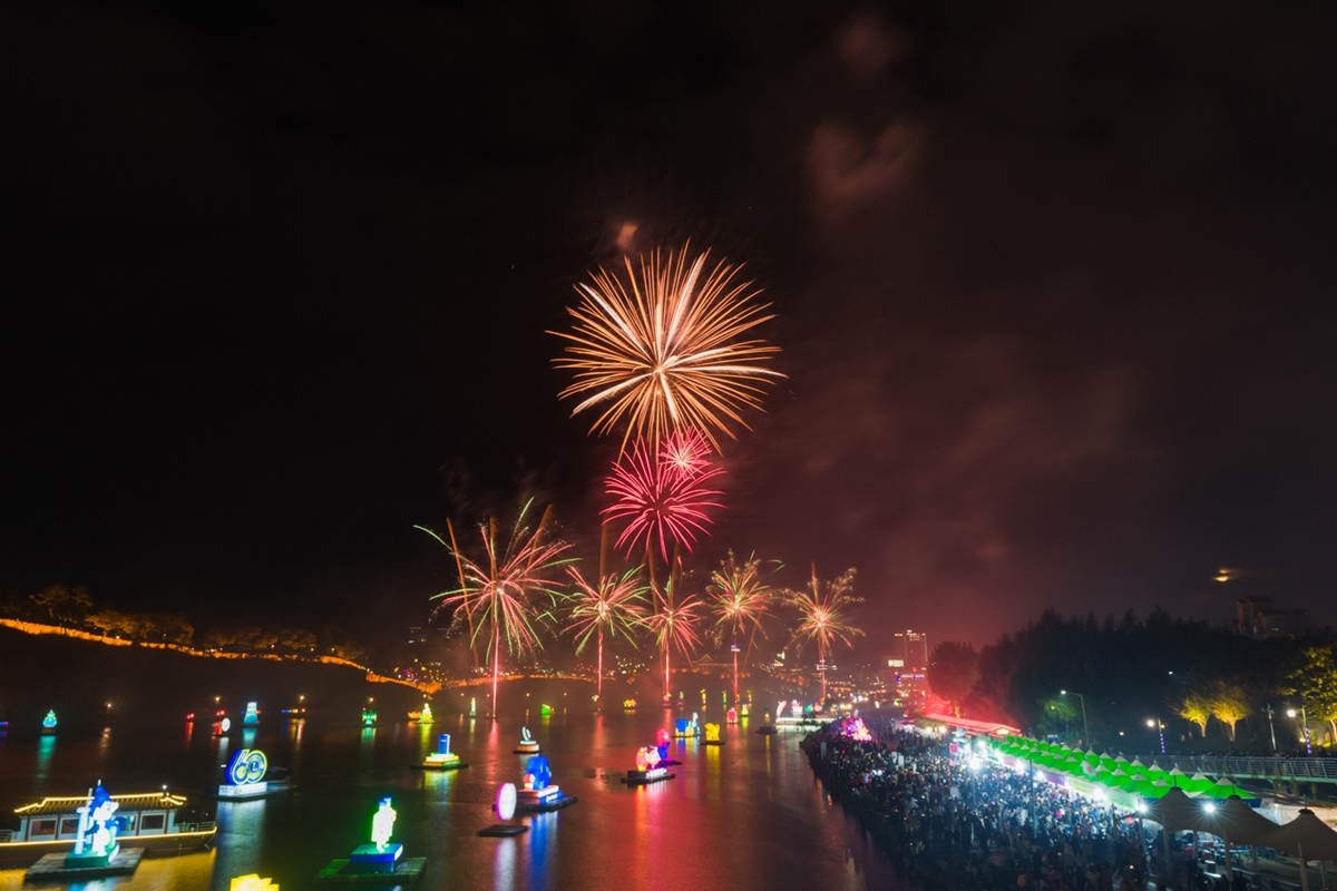 Foto vom Jinju Namgang Yudeung Festival, das im Jahr 2024 an dem Fluss Namgang und der Festung Jinju stattfand ⓒ Jinju Namgang Yudeung Festival   
