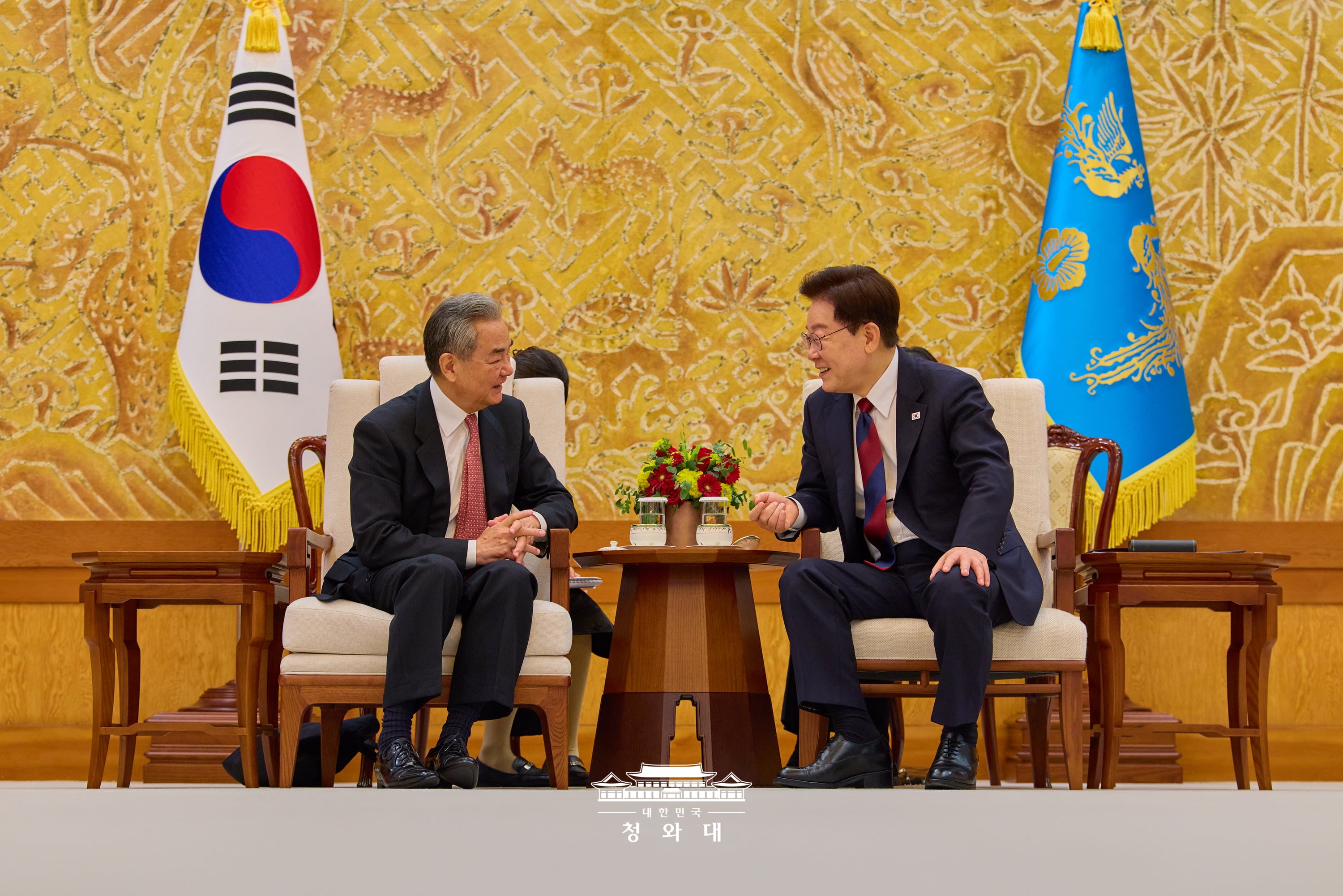Am 20. August trifft Pr&auml;sident Lee Jae Myung im Cheong Wa Dae in Jongno-gu, Seoul, Wang Yi, den chinesischen Au&szlig;enminister ⓒ Cheong Wa Dae