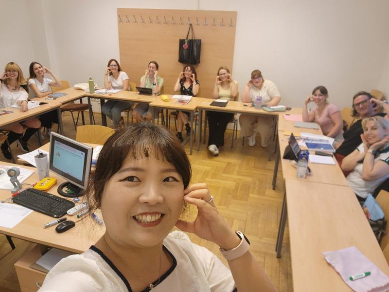 Park Insun, Lehrkraft am King Sejong Institute in Budapest, posiert vor der Abschlussfeier des Koreanischkurses im zweiten Halbjahr des vergangenen Jahres mit ihren Kursteilnehmenden f&uuml;r ein Erinnerungsfoto ⓒ Park Insun