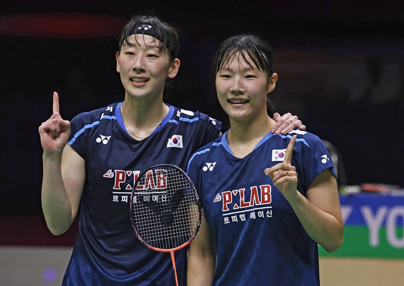 Am 23. August gewinnen Baek Ha-na (rechts) und Lee So-hee bei der Badminton-Weltmeisterschaft im Indira-Gandhi-Athletic-Stadium in Indien den Titel im Damendoppel 