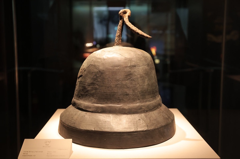 Das Bronze-Windspiel, das in der Hoeamsa-Tempelanlage ausgegraben wurde