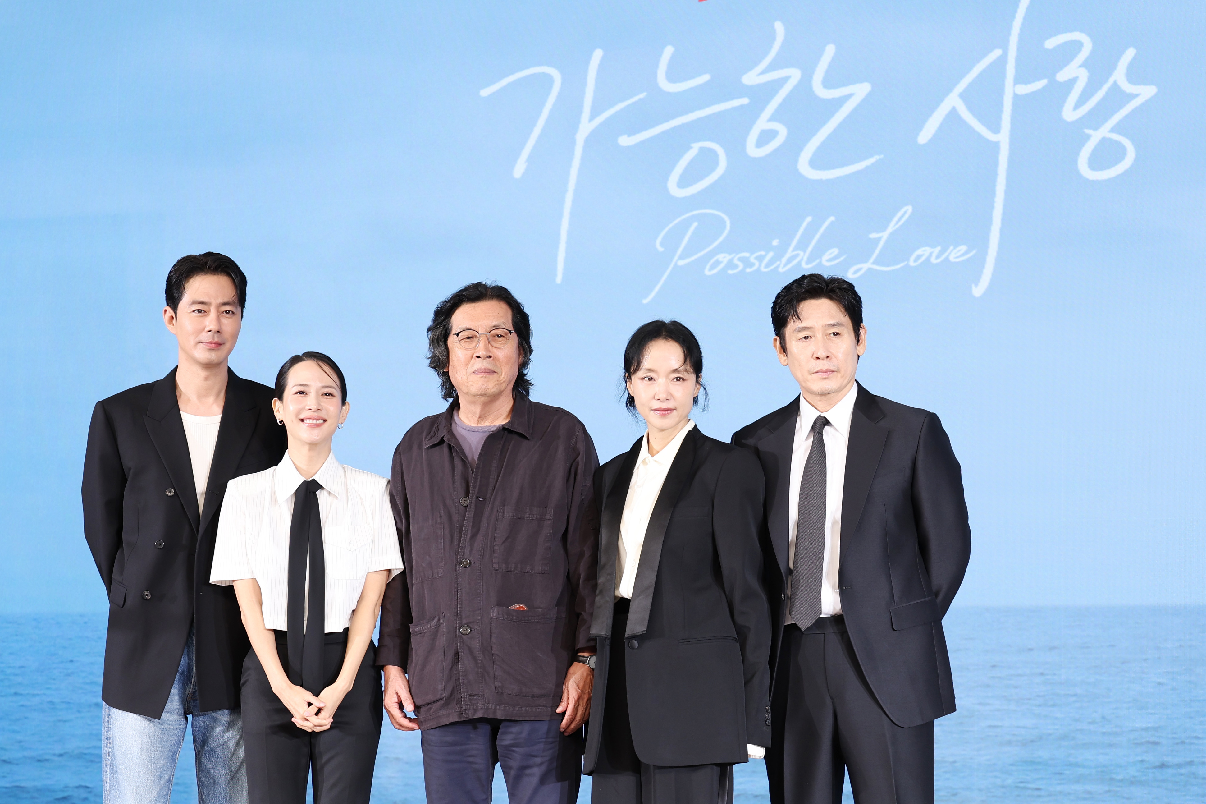 Am 25. August posieren Schauspieler Zo In-sung, Schauspielerin Cho Yeo-jeong, Regisseur Lee Chang-dong, Schauspielerin Jeon Do-yeon und Schauspieler Sul Kyung-gu bei der Pressekonferenz zum neuen Netflix-Film &bdquo;Possible Love&ldquo; im Hotel Naru Seoul MGallery in Mapo-gu, Seoul ⓒ Park Daejin/korea.net