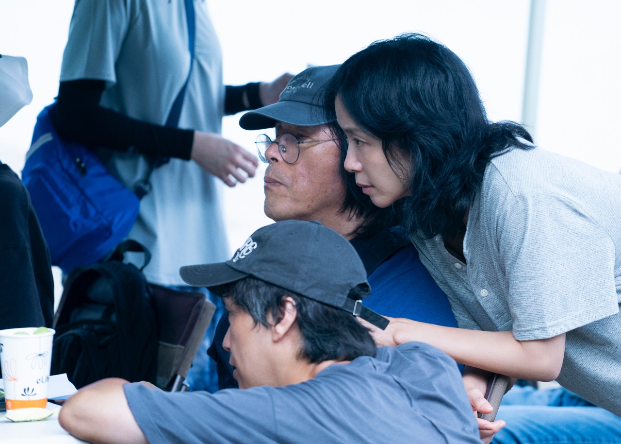 Foto: Der Drehort des Films &bdquo;Possible Love&ldquo; von Regisseur Lee Chang-dong (Mitte) ⓒ Netflix