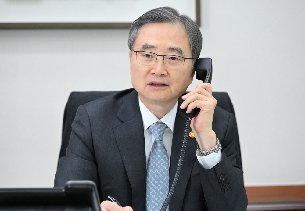 Am 27. August telefoniert Cho Hyun, Minister f&uuml;r Ausw&auml;rtige Angelegenheiten, mit dem nepalesischen Au&szlig;enminister Shisir Khanal anl&auml;sslich der Sturzflucht in Nepal ⓒ Ministerium f&uuml;r Ausw&auml;rtige Angelegenheiten