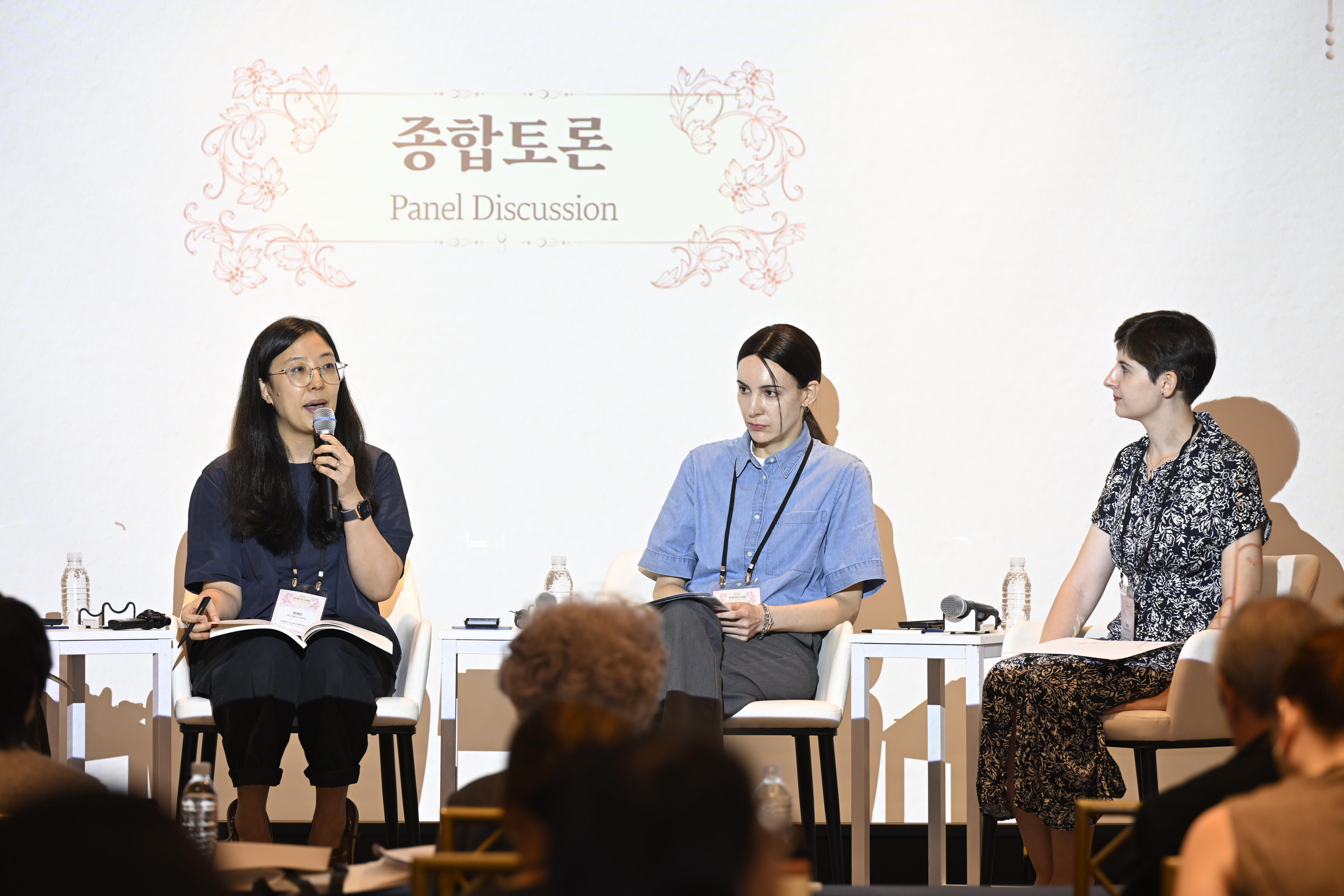 Am 28. August findet der &bdquo;International Translators' Summit&ldquo; im Grand Mercure Imperial Palace Seoul Gangnam statt. Von links: KyungEon Yang, Literaturkritikerin und au&szlig;erordentliche Professorin am Fachbereich Kreatives Schreiben der Chosun-Universit&auml;t, Cristina Bahon Arnaiz, Assistenzprofessorin an der Autonomen Universit&auml;t Madrid, und Ir&egrave;ne Thirouin-Jung, Dozentin f&uuml;r franz&ouml;sische Kultur an der Sogang-Universit&auml;t ⓒ Literature Translation Institute of Korea 